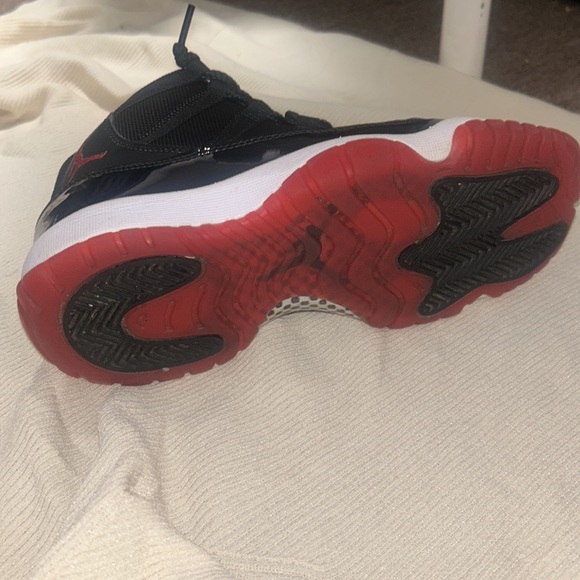 Jordan Bred 11s size 5 women - Picture 5 of 7
